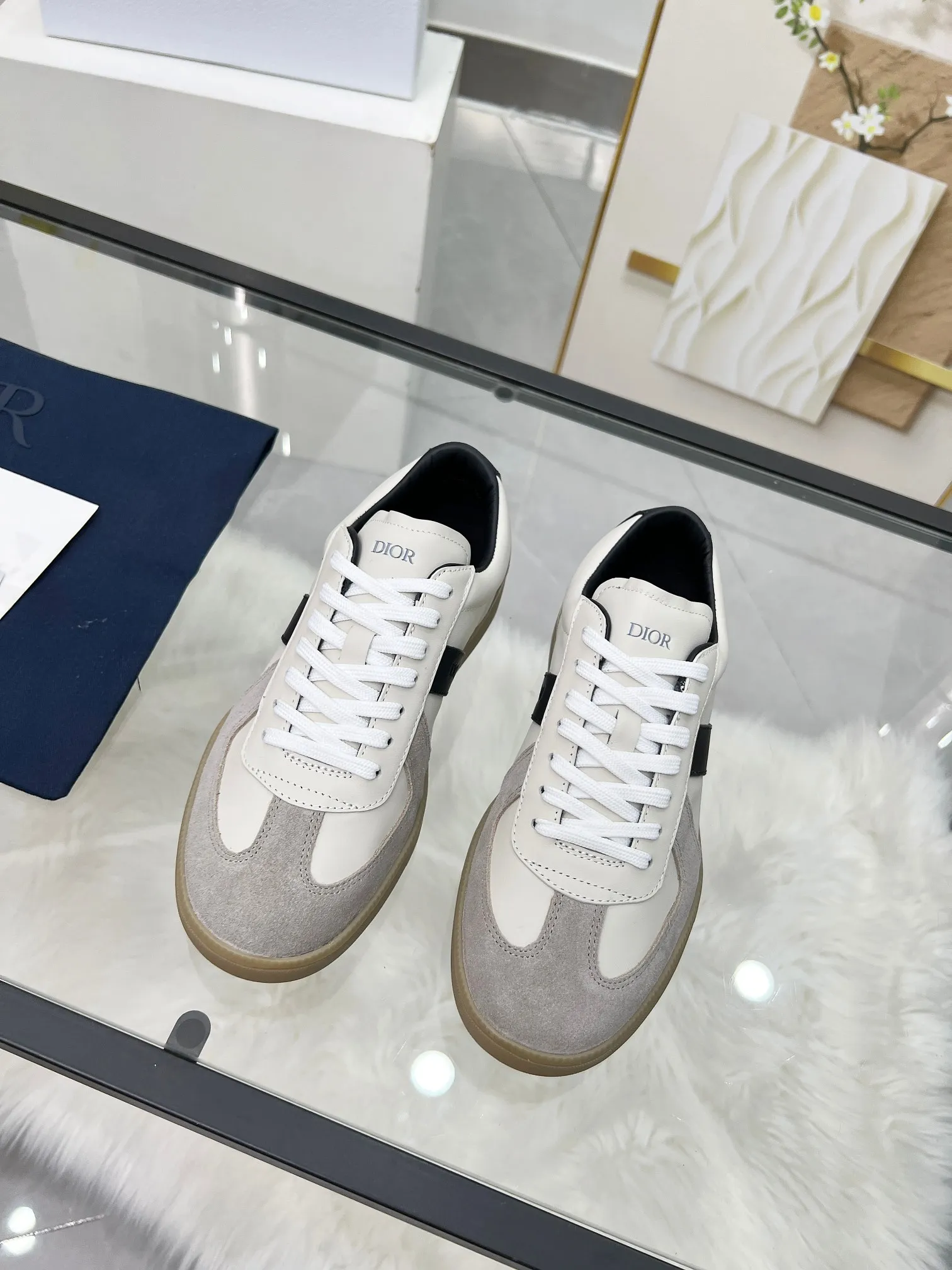 👟👟Ex-factory price 460👟👟Male size +10 correct✅ version. 𝐃𝐢𝐨𝐫 𝟮𝟱𝐏𝐫𝐞-𝐅𝐚𝐥𝐥 𝐁𝐞𝐫𝐥𝐢𝐧 𝟬𝟭 Dior B01 couple casual moral training shoes white shoes sneakers late 90s fashion brand Maison Margiela purchased GAT in large quantities and gave them a makeover. This shoe type of De Xun officially started its fashion journey. Original: Top layer of cowhide, cowhide lining, original outsole Size: 35-45 (40 for women, 45 for men, custom made, non-refundable)